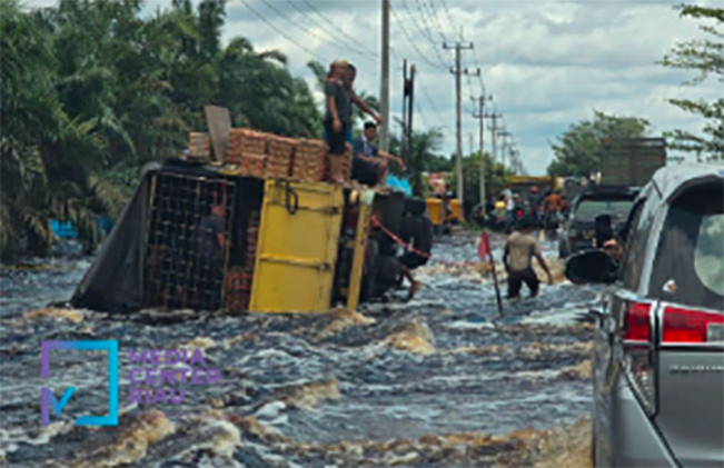 Banjir Pelalawan Riau: Sudah Lima Hari Banjir bukannya Surut Malah Makin Tinggi dan Meluas